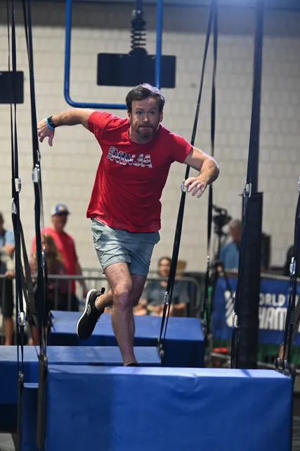 David Kiser running across swinging steps at the World Ninja League Championships